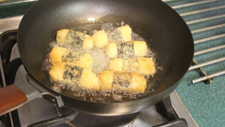 海苔可乐饼,平底锅放稍多的油，将沾好粉的土豆条放入油锅，两面煎炸至表面金黄。