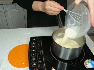 卡仕达酱（甜品百搭酱）,蛋黄糊和牛奶混合均匀后，重新倒入锅中加热（如果没有厚底锅，可以用隔水加热的方式）