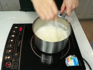 卡仕达酱（甜品百搭酱）,一边加热，一边不停的搅拌，防止粘锅