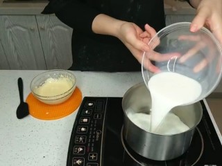 卡仕达酱（甜品百搭酱）,牛奶倒入厚底锅，一定要厚底锅，不然很容易糊。如果没有厚底锅，可以用隔水加热的方式。
