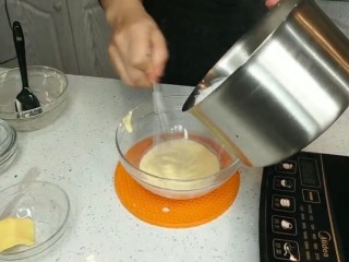 卡仕达酱（甜品百搭酱）,牛奶煮开后倒入蛋黄糊，一边倒一边搅拌，防止蛋黄被烫成颗粒