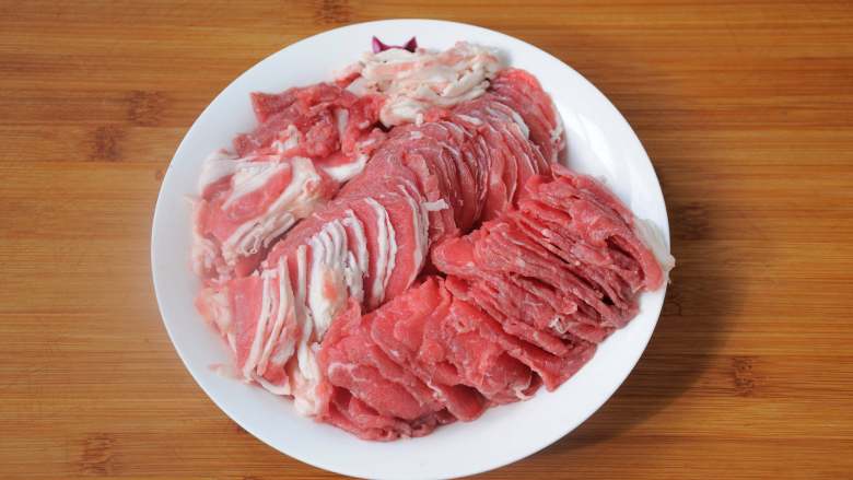 河南卤面的家常做法 豫菜经典 简单易上手的蒸面条 清真牛肉版,在肉类的选择上，多数人都会用猪肉，因为猪肉的油脂比较丰富，尤其是五花肉或是后腿最适合做卤面。有些清真朋友不吃猪肉，选用<a style='color:red;display:inline-block;' href='/shicai/ 216'>牛肉</a>一样可以做出可口的肉卤面，甚至是不用肉，纯素的卤面一样可以做的非常好吃。
<a style='color:red;display:inline-block;' href='/shicai/ 216'>牛肉</a>切厚约2mm的大片，<a style='color:red;display:inline-block;' href='/shicai/ 216'>牛肉</a>稍微冷冻下比较好切，切的太薄了的话在炒的过程中容易碎，适当有些厚度比较好。