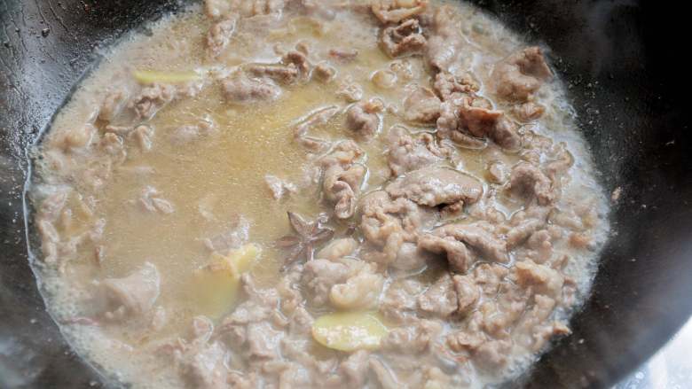 河南卤面的家常做法 豫菜经典 简单易上手的蒸面条 清真牛肉版,翻匀到牛肉全部变色后，加入1碗开水，一个是由于牛肉不像猪肉那样容易熟烂，需要加点水多焖一会儿，另一个是由于面条还要浸泡卤汤。加水的量以能让所有面条沾上汤为宜，不能过多，面条在卤汤里浸泡时间太久会导致蒸出来的面条太软，没嚼劲。卤汤太少上色会不均匀。再有一个就是要把八角和桂皮的卤味给焖出来。