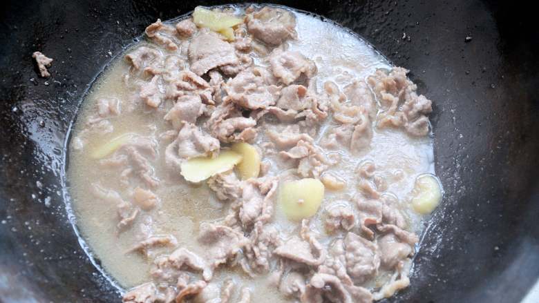 河南卤面的家常做法 豫菜经典 简单易上手的蒸面条 清真牛肉版,盖上锅盖小火焖上。