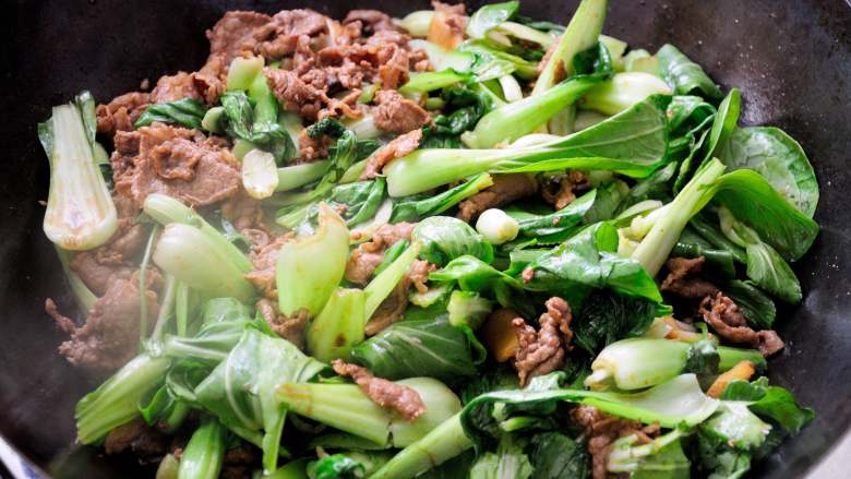 河南卤面的家常做法 豫菜经典 简单易上手的蒸面条 清真牛肉版,看起来青菜还是蛮多的，实际上没有多少。