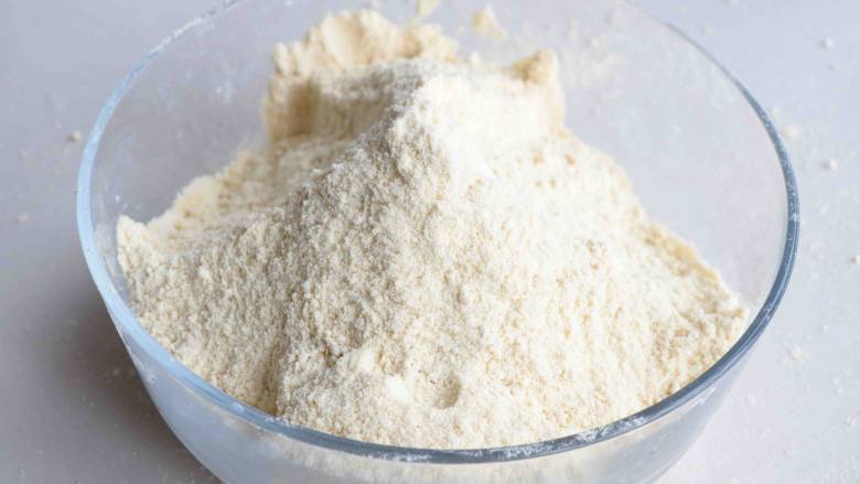 大黄米年糕,搓好的大黄米面粉盖上保鲜膜，静置2小时以上；
