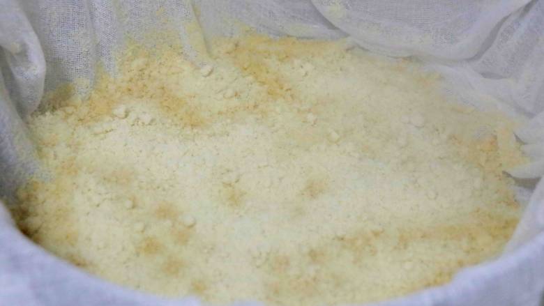 大黄米年糕,全程大火开着，直到面粉变色后继续再铺一层进去，以此类推，直到面粉全部铺完，最后盖上锅盖焖1-2分钟左右，表面没有干粉即可