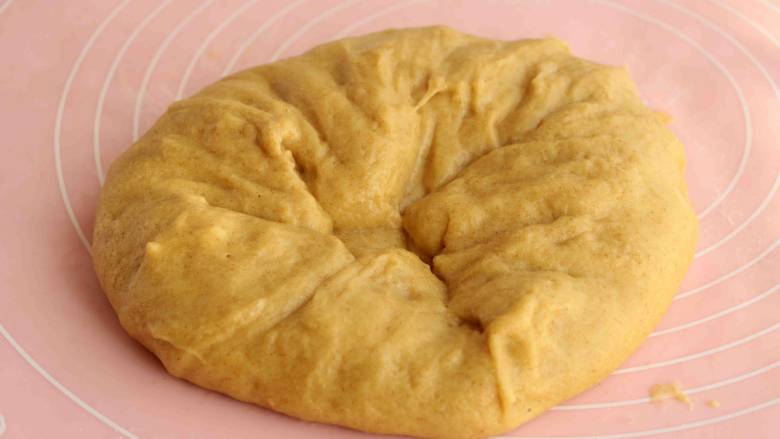 大黄米年糕,蒸好的面团放在硅胶垫上或是大盆里，手上沾冷水，趁热揉均匀