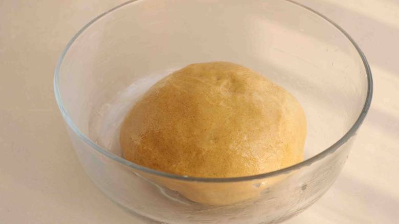 大黄米年糕,碗里刷一层色拉油，揉均匀的面团整好放进去，表面在抹一层色拉油
盖上保鲜膜；