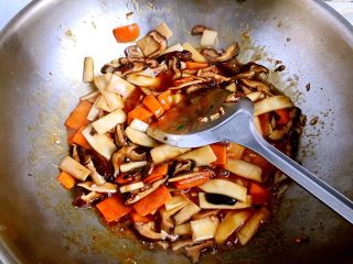 双菇烩,小火炖煮至食材入味汤汁浓郁即可出锅