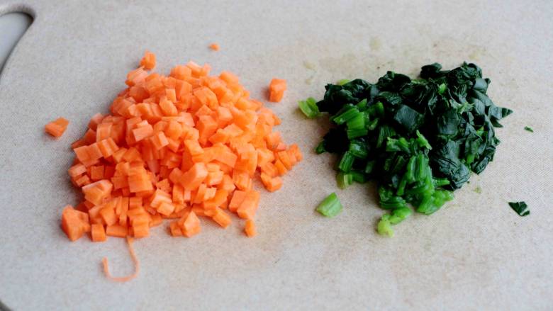 菠菜胡萝卜厚蛋烧,胡萝卜切成小颗粒，焯水的菠菜切碎；