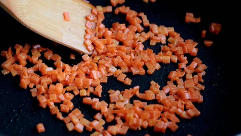 菠菜胡萝卜厚蛋烧,锅里加入适量的色拉油加热，倒入胡萝卜丁翻炒至变色，盛出放凉；