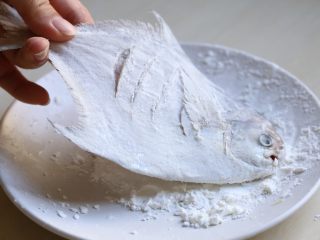 蒜香鲳鱼,将沥去多余水分的鲳鱼全身均匀抹上一层淀粉，静置3分钟左右。