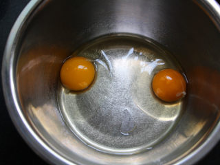 花式桃酥,鸡蛋两个打入容器里，我用的是土鸡蛋，做出来的没有什么腥味。