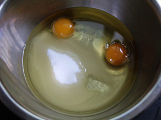 花式桃酥,加入油和糖。