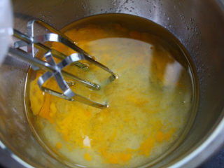 花式桃酥,先用电动打蛋器略微搅拌一下。