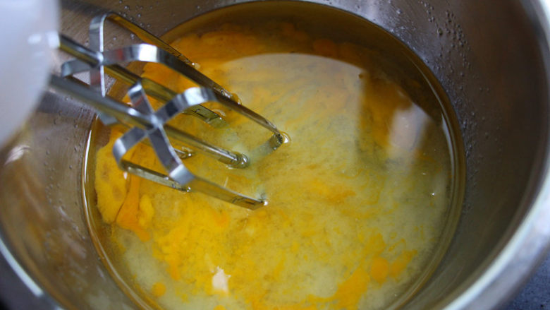 花式桃酥,先用电动打蛋器略微搅拌一下。