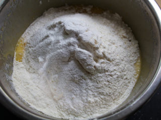 花式桃酥,筛入面粉和小苏打，中式的点心用我们中式的普通面粉就可以了。粉类一定要过下筛。