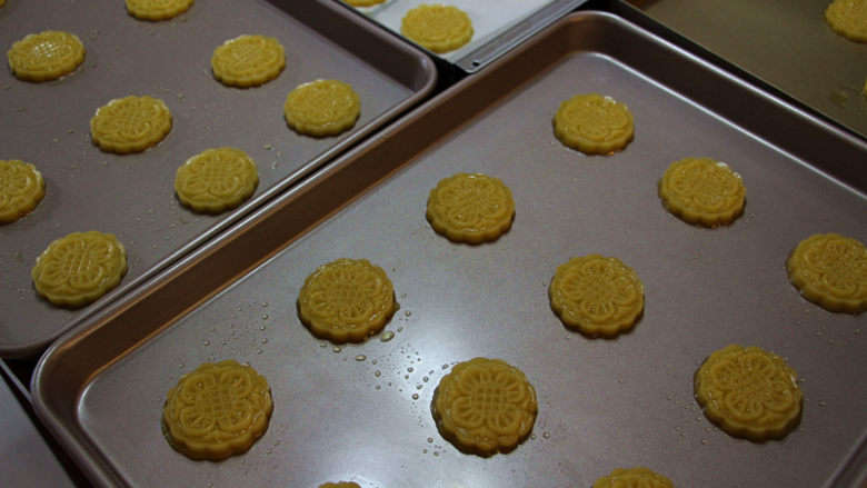 花式桃酥,分割成约20克每个的圆球，用月饼模具压出来。