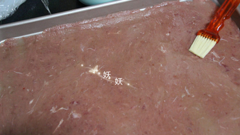 自制猪肉脯,烤箱提前预热180度。用刷子沾一层蜂蜜水涂在肉表面。