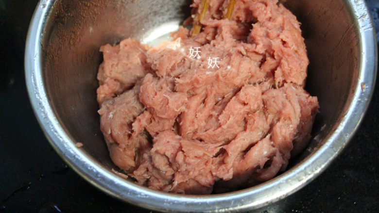 自制猪肉脯,因为是打成肉泥很容易入味，所以无需腌制多久。