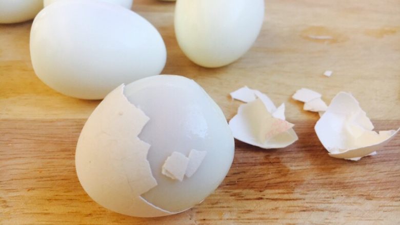 #百变鸡蛋# 酱油鸡蛋,轻轻磕裂鸡蛋壳，然后就能轻松的把鸡蛋皮剥下来。
