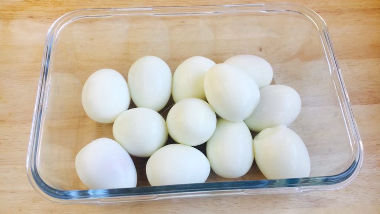 #百变鸡蛋# 酱油鸡蛋,把剥去皮的鸡蛋放在一个容器里。
