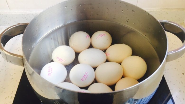 #百变鸡蛋# 酱油鸡蛋,锅里放凉水煮鸡蛋