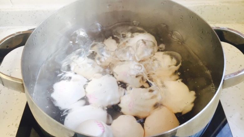 #百变鸡蛋# 酱油鸡蛋,先用大火煮开，然后用中小火煮约8分钟～10分钟左右。