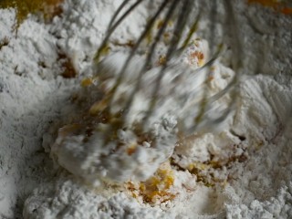 南瓜饼,用蛋抽把它们搅一搅，糯米粉少量多次的加，边加边搅拌