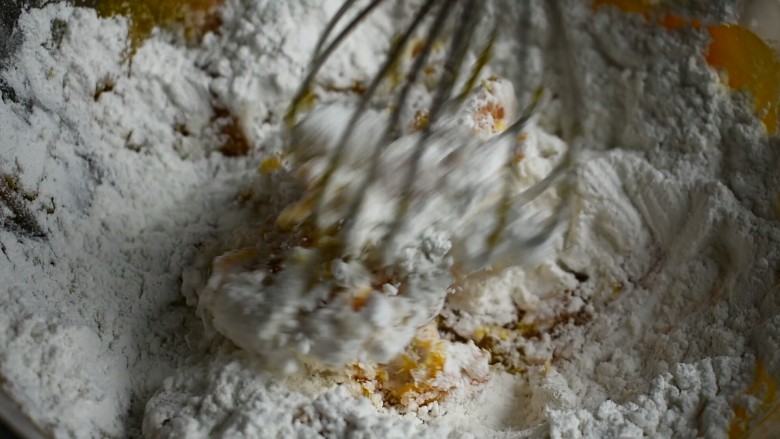 南瓜饼,用蛋抽把它们搅一搅，糯米粉少量多次的加，边加边搅拌