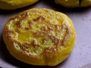南瓜饼,一面差不多后，就翻另一面。直至两面都表面金黄即可盛出