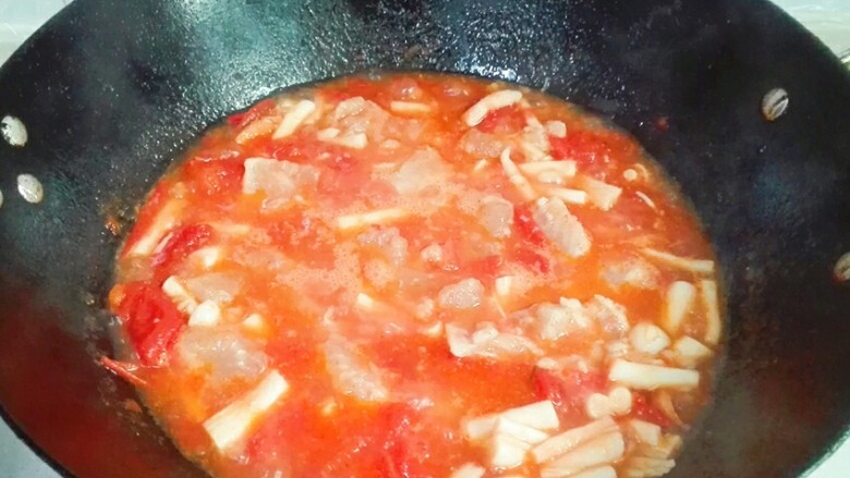 馋了吧~来吃海鲜菇番茄巴沙鱼,用筷子划撒盖上锅盖烧开，再烧一分钟