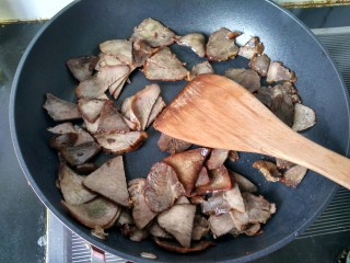 回锅牛肉,将牛肉倒入锅中炒软，盛出。