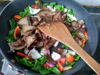 回锅牛肉,青椒快要熟的时候将牛肉，洋葱倒入锅中翻炒。