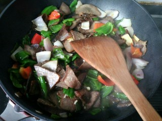 回锅牛肉,倒入一勺蚝油，继续翻炒，放胡椒，鸡精，香气四溢，可以出锅啦。
