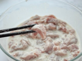 糖醋里脊,将淀粉糊倒入腌制好的肉条中拌匀，使肉条均匀的挂上淀粉糊