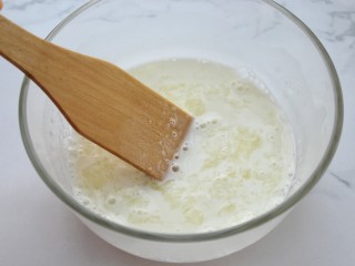 糖醋里脊,50克玉米淀粉、50克清水和一个蛋清混合均匀，调成淀粉糊