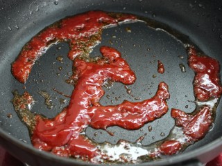 糖醋里脊,锅中留底油，放入番茄酱小火炒至冒泡