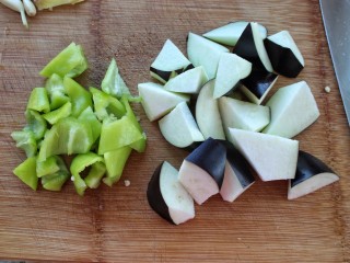 土豆烧茄子,尖椒和茄子也切块