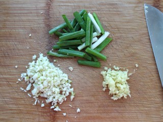土豆烧茄子,姜、蒜剁碎，切葱段备用