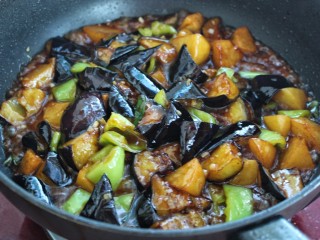 土豆烧茄子,最后把炸好的茄子和土豆倒入锅中，大火快速翻炒收汁即可