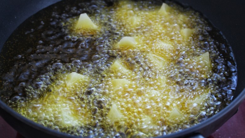土豆烧茄子,另起锅倒入适量食用油烧至八成热，将土豆放入锅中改中小火炸制
