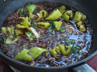 土豆烧茄子,倒入调好的碗汁儿煮沸