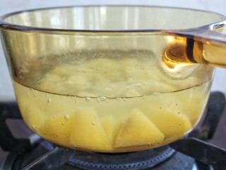 土豆烧茄子,锅中烧开水，放入土豆焯煮2-3分钟，捞出后用厨房纸擦干表面水分