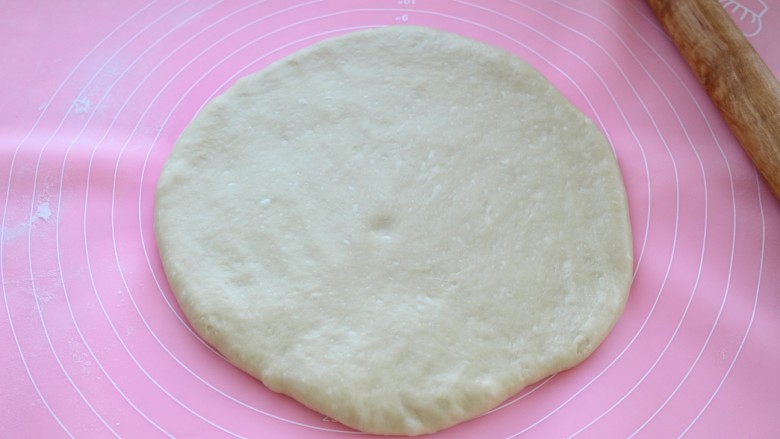 原味面包甜甜圈,将松弛好的面团擀成约1厘米厚的大圆片