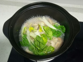 肚丝汤,加入青菜再煮2分钟。