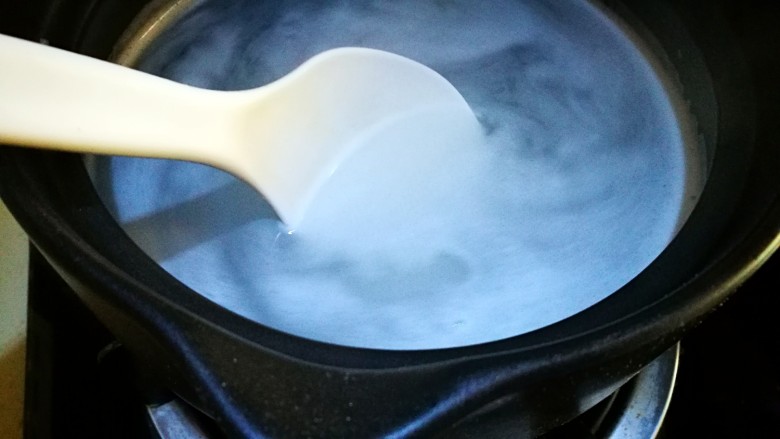 香香糯糯～山药豆养生粥,用勺子不时搅拌一下 避免粘锅