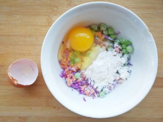 缤纷彩蔬洋葱蛋饼~,打一个鸡蛋，加入适量的面粉，