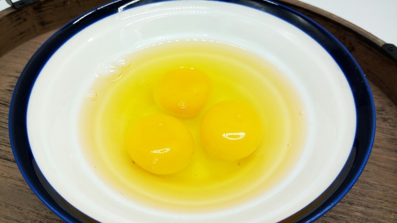 厨房挑战+素菜+ 美味西红柿炒鸡蛋,鸡蛋磕入碗里